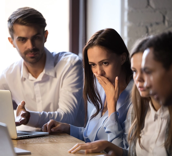 Kyber&scaron;mejdi &uacute;toč&iacute; i na firmy. Jac&iacute; zaměstnanci jim nejčastěji nalet&iacute;?