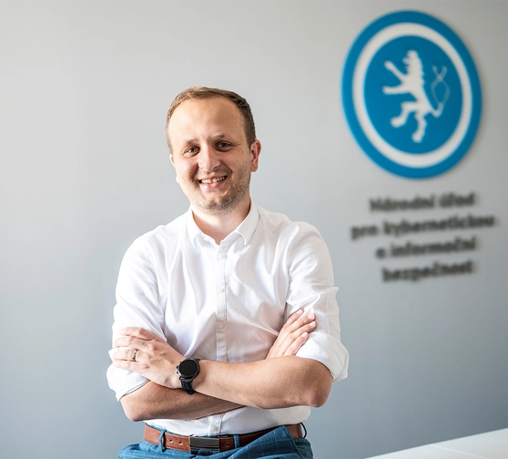 Kyberz&aacute;kon nen&iacute; restrikce, ale pomocn&aacute; ruka, ř&iacute;k&aacute; &scaron;&eacute;f N&Uacute;KIBu Luk&aacute;&scaron; Kintr