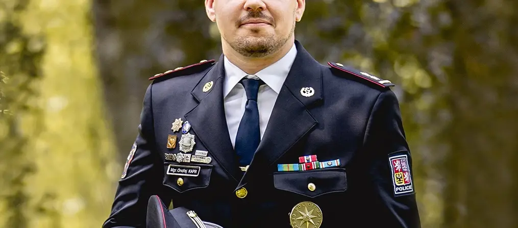 Fale&scaron;n&yacute; policista nebo bank&eacute;ř? Prevenc&iacute; je vzděl&aacute;v&aacute;n&iacute; a ostražitost, ř&iacute;k&aacute; policejn&iacute; rada