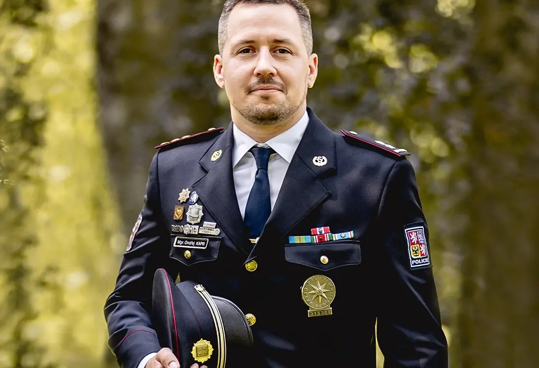 Fale&scaron;n&yacute; policista nebo bank&eacute;ř? Prevenc&iacute; je vzděl&aacute;v&aacute;n&iacute; a ostražitost, ř&iacute;k&aacute; policejn&iacute; rada
