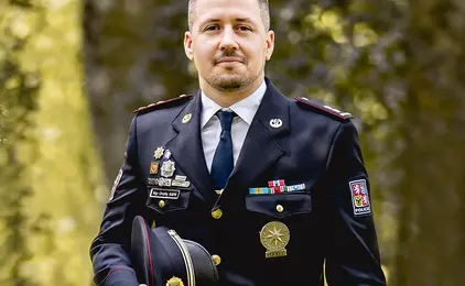 Fale&scaron;n&yacute; policista nebo bank&eacute;ř? Prevenc&iacute; je vzděl&aacute;v&aacute;n&iacute; a ostražitost, ř&iacute;k&aacute; policejn&iacute; rada