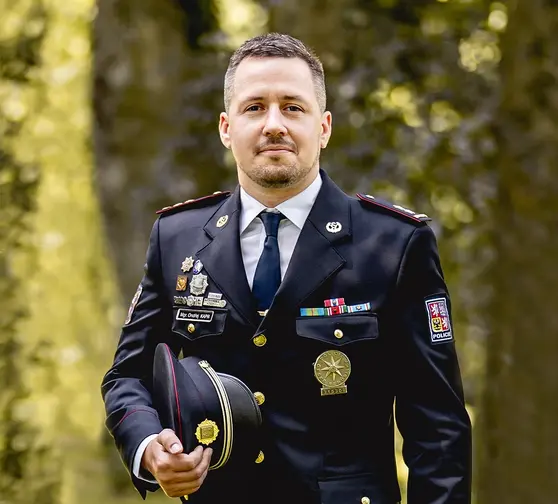 Fale&scaron;n&yacute; policista nebo bank&eacute;ř? Prevenc&iacute; je vzděl&aacute;v&aacute;n&iacute; a ostražitost, ř&iacute;k&aacute; policejn&iacute; rada